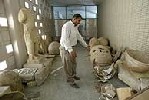 Un iraqu observa restos destrozados en el Museo