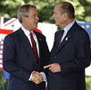 Chirac saluda a Bush en Evin, Francia