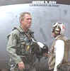 George W. Bush tras su aterrizaje en el 'USS Abraham Lincoln'