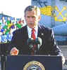 Despus de quitarse el uniforme de piloto, Bush durante su discurso a bordo del portaaviones 'Abraham Lincoln'