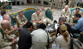 El general Tommy Franks improvisa una rueda de prensa en un palacio de Sadam Husein en Bagdad