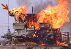 Un soldado britnico huye de un tanque ardiendo