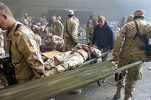 Soldados de EEUU atienden a los heridos tras el ataque