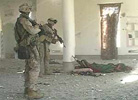 Los marines apuntan al iraqu herido antes Los marines apuntan al iraqu herido antes 