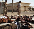 Los cuerpos de los soldados yacen sobre el suelo en la ciudad iraqu de Mendeli. 