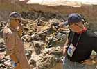 Dos de los investigadores exhumando los cadveres