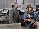 El primer ministro iraqu, Iyad Alaui visitando el lugar de uno de los atentados