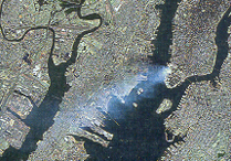 Manhattan desde el aire, la humareda se vea a kilomentros de distancia.