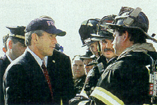 El Presidente Bush en el lugar del atentado.