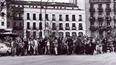 Diciembre 75. En el aniversario de Pablo Iglesias, la intelectualidad socalista madrileña comienza a hacer acto de presencia en la calle.