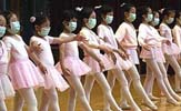 Estas nias continan con sus clases de ballet en Hong Kong 