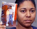 Yordani Montoya de 27 aos, hermana de Jorge Luis Martnez, sostiene una foto tomada hace 2 aos en La Habana en la que se encuentra con su hermano, uno de los 3 ejecutados en Cuba