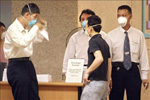 En la imagen, trabajadores de un hospital de Singapur reciben instrucciones de cmo protegerse con las mscarillas.