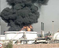 Imagen del incendio en la refinera tras la explosin. 