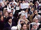 Cientos de personas, entre ellas numerosas mujeres con velo, se concentraron en Pars para protestar contra la ley que prohbe el llevar el velo islmico en la escuela
