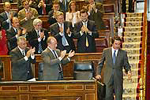 Miembros del Gobierno y diputados del Partido Popular aplauden al presidente Jos Mara Aznar mientras abandona el Hemiciclo tras su ltima intervencin en el Pleno. 