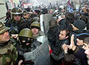Manifestantes afines a la oposicin, en las inmediaciones del palacio presidencial