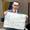 El presidente Alvaro Uribe sostiene un papel con las 15 preguntas de la consulta.
