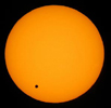 Un diminuto Venus pasea por delante del Sol