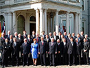 Los 25 jefes de Gobierno de la UE posan en su primera foto de familia