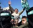 En Gaza una ultitud enardecida clam venganza durante su funeral.