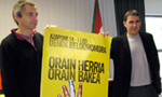 Arnaldo Otegi y Joseba Permach sujetan un cartel anunciador del acto