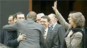 Ibarretxe y el Rey se abrazan, en presencia de la Reina y del ministro Jordi Sevilla, con motivo de los 25 aos de ayuntamientos democrticos. 