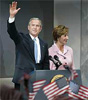 Bush, el vencedor. En la imagen celebrando el triunfo junto a su esposa Laura