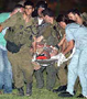 Soldados y mdicos israeles trasladan a uno de los heridos al hospital de Beersheva
