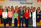 El ya presidente del partido Popular, Mariano Rajoy, con las 21 mujeres que forman parte de su nuevo Comit Ejecutivo Nacional. 