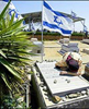 Un colono judo llora sobre una tumba al tener que abandonar Gaza