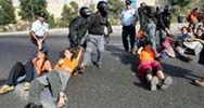 Los manifestantes opuestos a la retirada de Gaza son retirado por la polica Israel