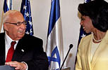 Condoleezza Rice y Ariel Sharon, sonrientes en la rueda de prensa