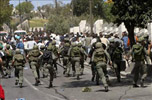 Soldados israeles cargan contra manifestantes palestinos
