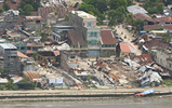 Vivendas de Nias, la isla indonesia ms afectada, competamente derruidas tras el sesmo