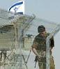Un soldado israel desmanta un control a la entrada de Jeric