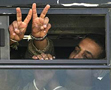 Un preso liberado hace el signo de victoria durante su traslado