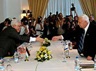Abu Mazen y Sharon se saludan en la mesa de negociciones