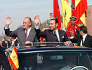 Juan Carlos I y Mohamed VI saludan en Marrakech