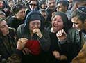  Una familia israel llora a uno de los fallecidos en el ataque suicida.