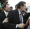 Mariano Rajoy protegido por sus escoltas