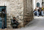 Jvenes palestinos, frente a soldados israeles en la localidad cisjordana de Burqin