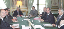 El presidente de la Repblica francesa, Jacques Chirac, (izda.) en la reunin para afrontar los cambios del Contrato del Primer Empleo con Nicolas Sarkozy, (segundo por la izda.) y Dominique de Villepin, (dcha.) padre del CPE.