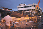 Un  edificio derrumbado en Padang tras el terremoto