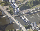 Vista rea del puente derrumbado sobre el Misisip