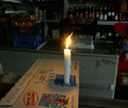 Un comercio iluminado con una vela