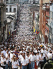 Las calles de las principales ciudades, como Cali, se llenaron de gente vestidas de blanco.