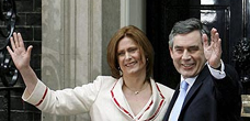 Gordon Brown, junto a su mujer, Sarah