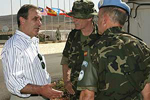 El ministro de Defensa Jos Antonio Alonso, con militares en la base "Cervantes"