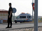 Un polica nacional observa la entrada a la crcel de Aranjuez, de la ambulancia que traslada al terroristas De Juana.